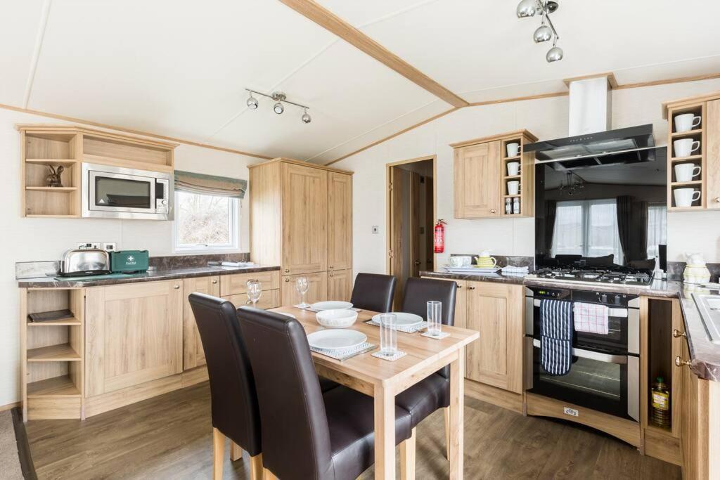 הוילה סאות' סרני Waters Edge, Hoburne Cotswolds מראה חיצוני תמונה