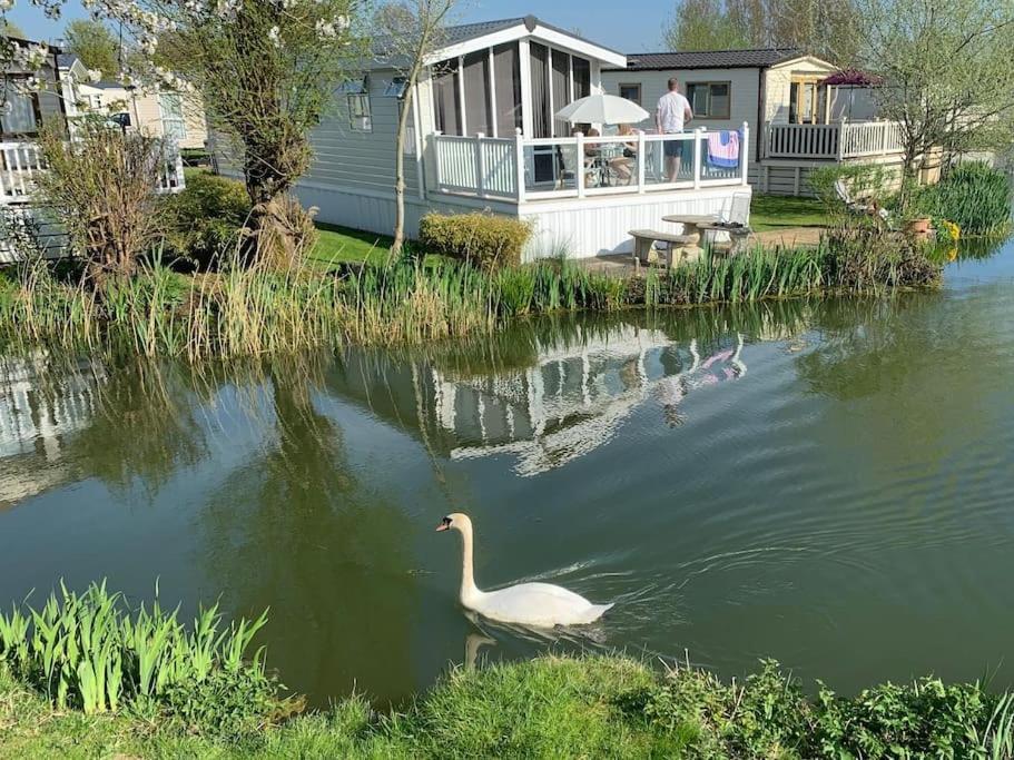 הוילה סאות' סרני Waters Edge, Hoburne Cotswolds מראה חיצוני תמונה