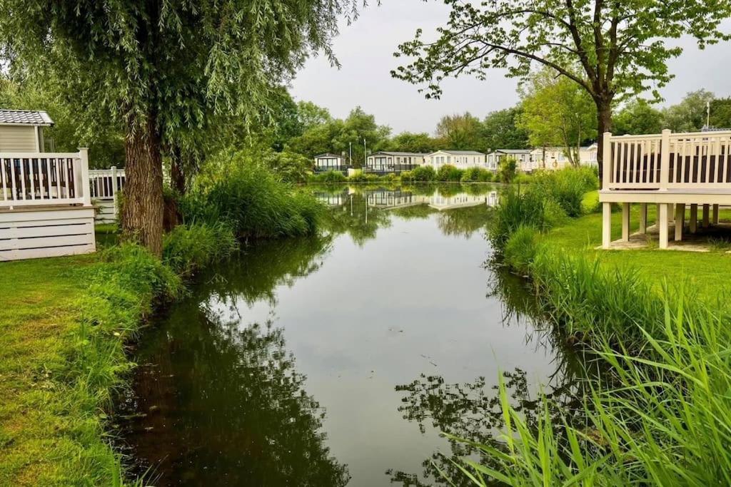 הוילה סאות' סרני Waters Edge, Hoburne Cotswolds מראה חיצוני תמונה