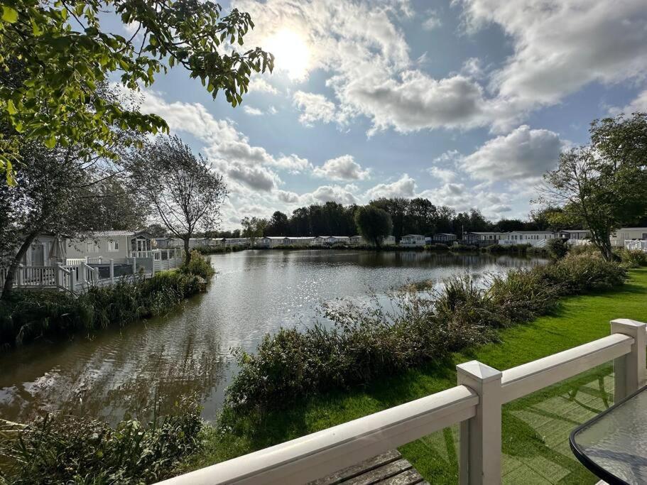 הוילה סאות' סרני Waters Edge, Hoburne Cotswolds מראה חיצוני תמונה